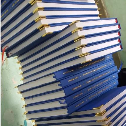 mau-luan-van-bia-cung-ma-chu-vang-sac-net-cho-sinh-vien